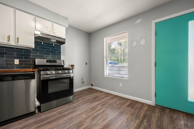 Building Photo - Stylish 2-Bedroom Home Near South Congress & Downtown Austin!