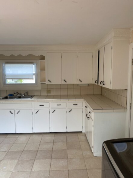 Building Photo - 36 Village St