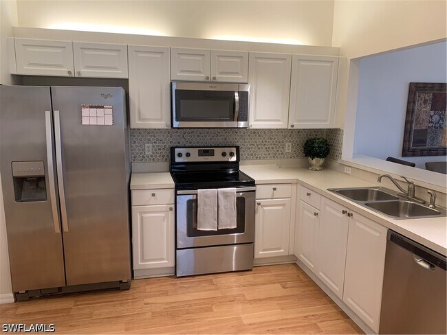 Building Photo - 230 Robin Hood Cir