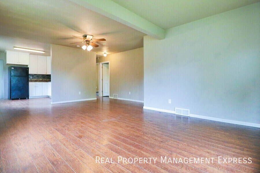 Building Photo - 3 Bed Home w/ Large Garage