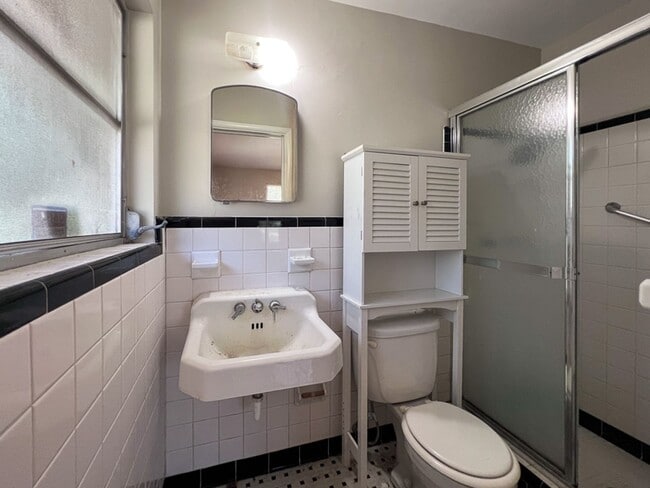 Building Photo - Centrally Located 3BR/2BA House - Availabl...