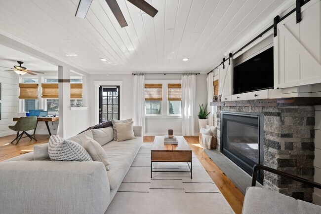 Building Photo - 71 King St