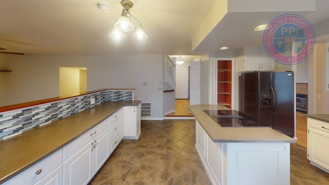 Building Photo - Beaverton / Stylish Open Floor-Plan - 5 Bedrooms, 3 Car Garage, Central Air