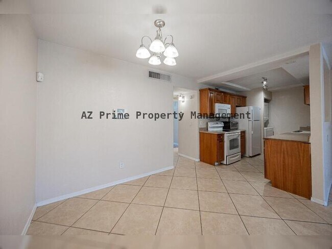 Building Photo - 2121 W Royal Palm Rd