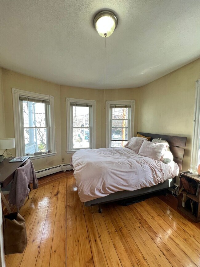 Building Photo - Beautiful Porter Squ 3 Bed! Short Walk To ...