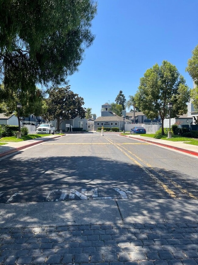 Building Photo - Spacious 2-Bedroom Condo on the First Floo...