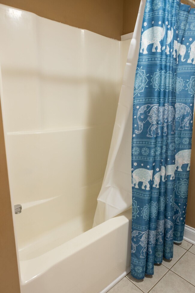 Hall bath - 3800 Duncan Rd
