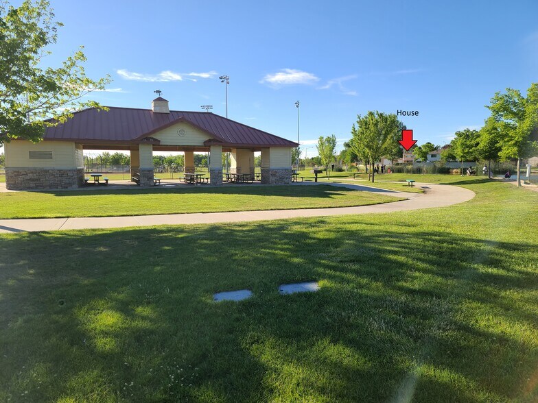Building Photo - 940 W Red Oaks Dr