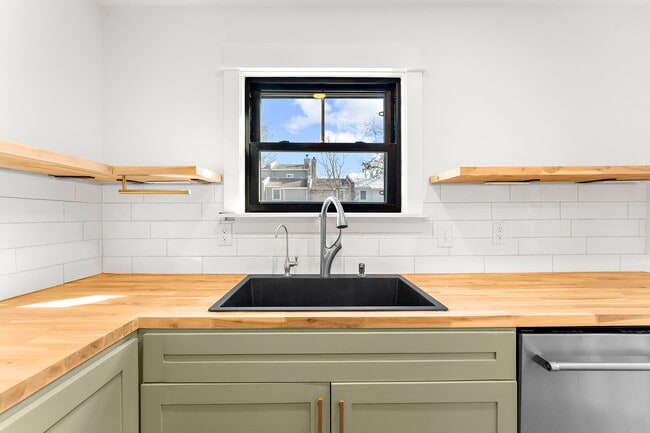 Building Photo - 706 Nora Ln