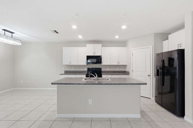 Building Photo - 7023 Samuel Ivy Dr