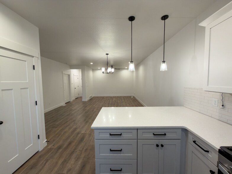 Building Photo - 723 Desert Willow Dr