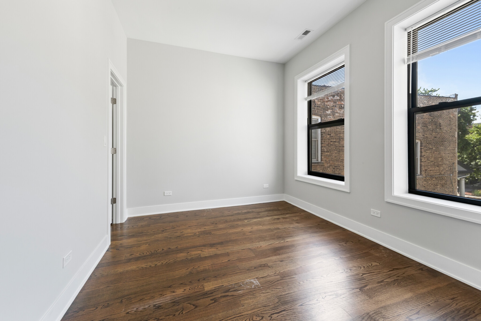 Building Photo - 1472 W Summerdale Ave
