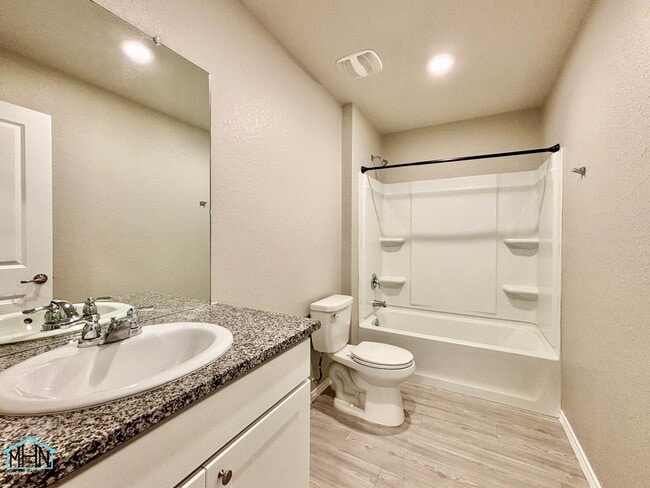 Building Photo - Live in Luxury in this beautiful 3bed/2bat...