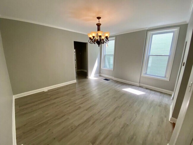 Building Photo - 6 Bed/2.5 Bath Mins. From UC $750/pp ($4,5...