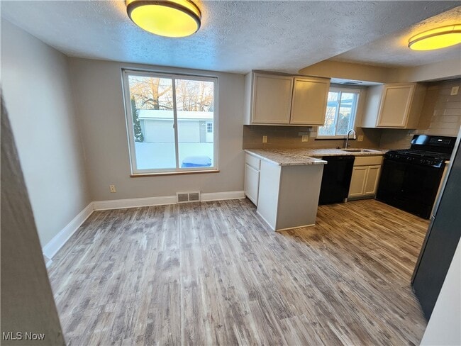 Building Photo - 2452 Bromley Rd