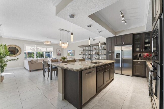 Building Photo - 315 Bay Colony Dr N