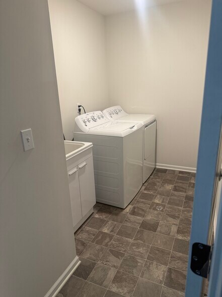 Building Photo - 8692 Pioneer St