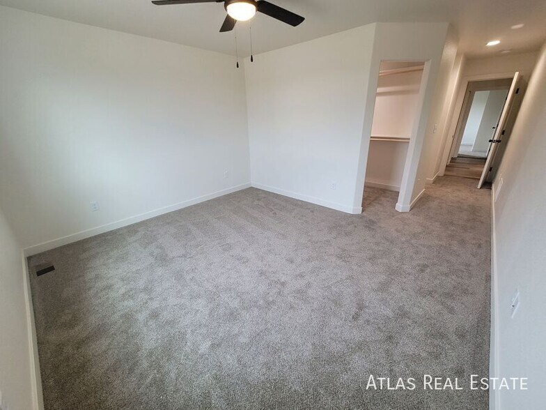 Building Photo - 829 S Laurue Dr