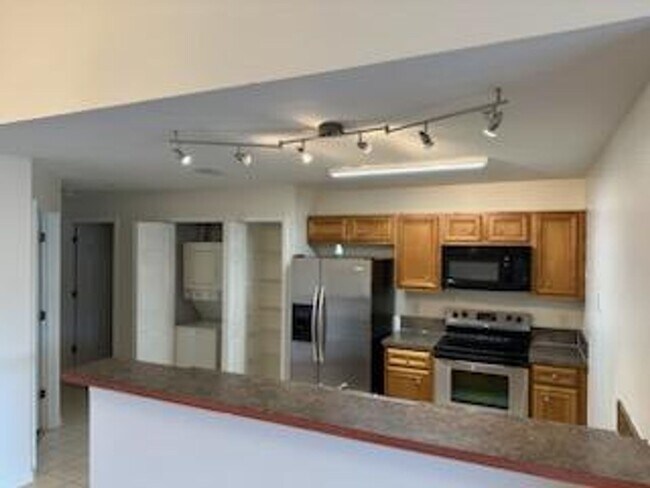 Building Photo - 6880 Skaff Ave