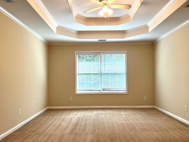 Building Photo - Large 4 Bedroom 2.5 Bath Home