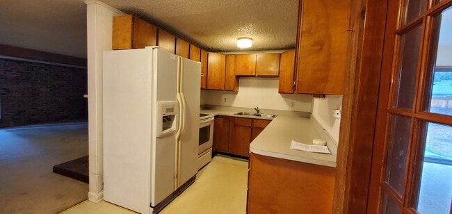 Building Photo - Fantastic Sylvan Setting off Ballinger Lake Forest Park