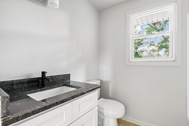 Building Photo - 105 Sumpter Dr