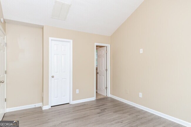 Building Photo - 2045 Ivy Ln