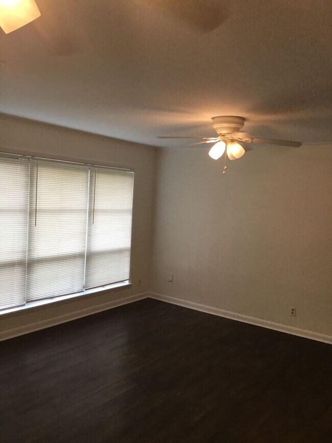 Building Photo - *3/2*SOUTHERN HILLS/SOUTHWOOD*FRESH PAINT*