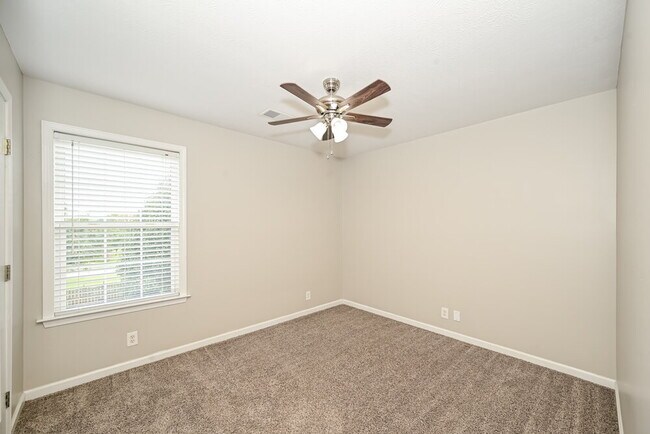 Building Photo - 2910 Iona Dr