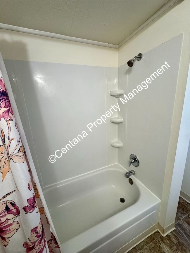 Building Photo - 3 bedroom 2 bathroom mobile home off of Co...