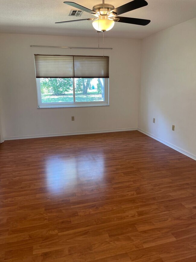 Building Photo - Adorable 2 bedroom 2 bath pool home in Seven Hills