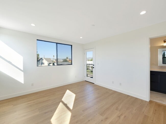 Building Photo - Massive 4 & 5 Bed Luxury Townhomes
