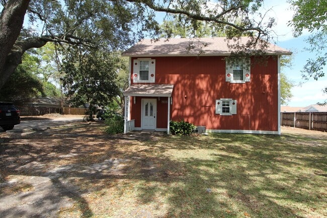 Building Photo - Two-story 2 bedroom townhouse in Northeast...