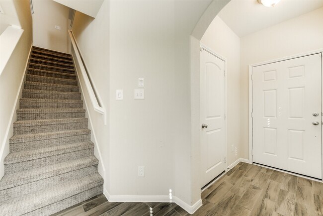 Building Photo - 8407 Hawthorn Vly Ln