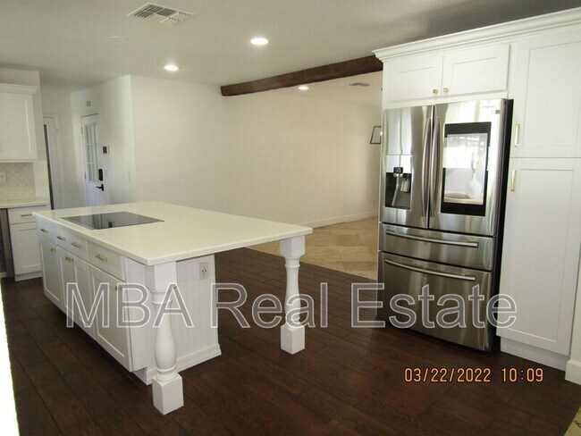 Building Photo - 2802 E Weldon Ave