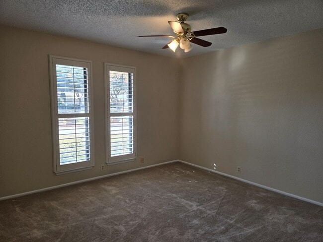 Building Photo - 6 Sunnygrove Dr