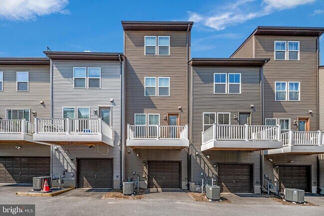 Building Photo - 3525 Carnaby St