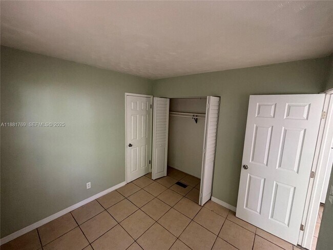 Building Photo - 1211 NE 6th St