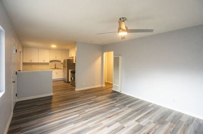 Building Photo - 2 Bed 1 Bath Remodeled Apartment in Long B...