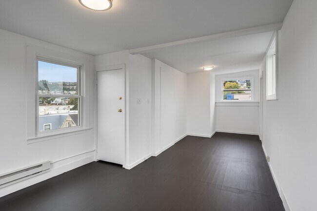 Building Photo - Newly remodeled top floor, pet friendly 1B...