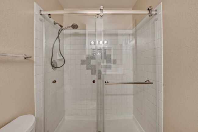 Building Photo - Upgraded 2 bedroom 2 bath upstairs condo 1 WEEK FREE RENT