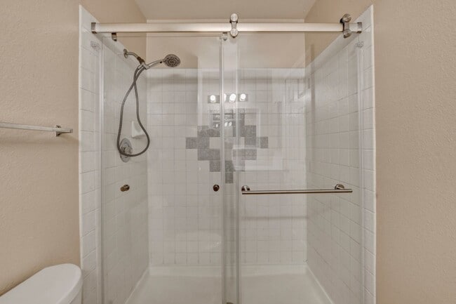 Building Photo - Upgraded 2 bedroom 2 bath upstairs condo