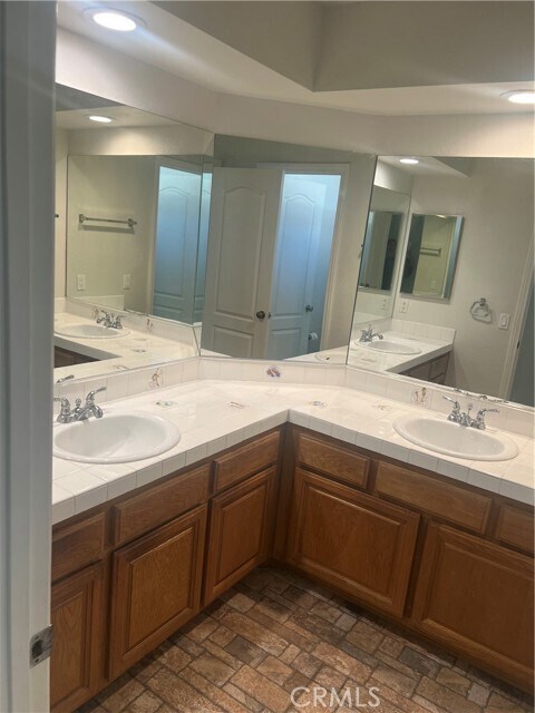 Building Photo - 5018 Evanwood Ave