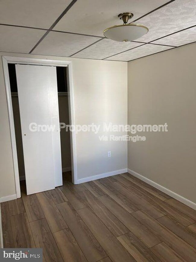 Building Photo - 925 Watkins St