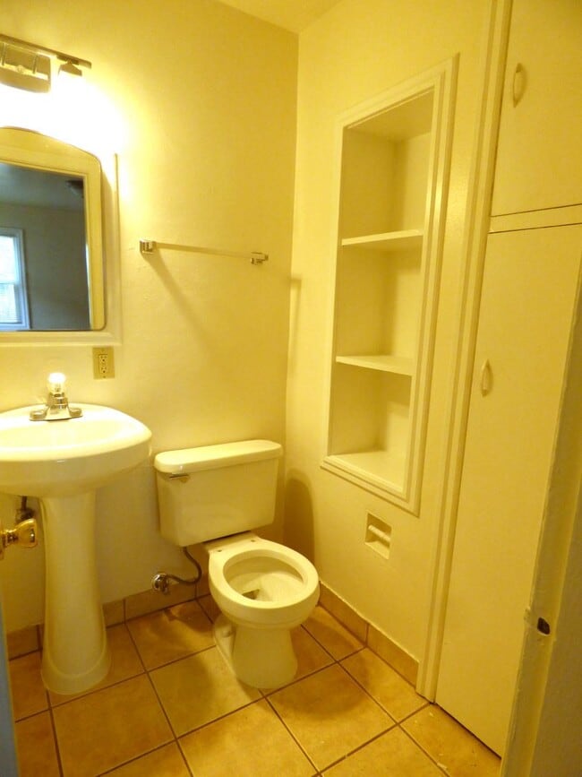 Building Photo - Rent Special: 1/2 Off January Rent!!  1 bed 1 bath Duplex near Bush Park!