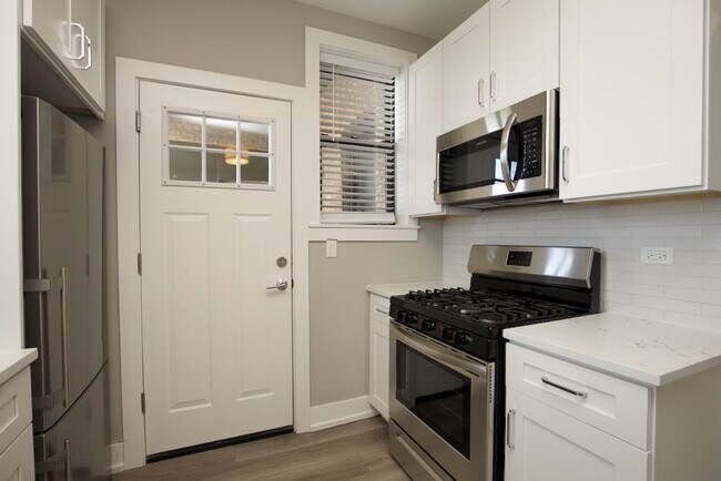 Building Photo - 3948.5 N Janssen Ave