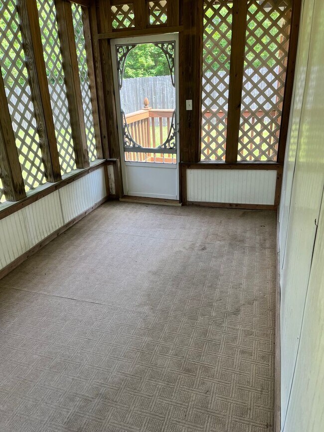 Building Photo - Spacious