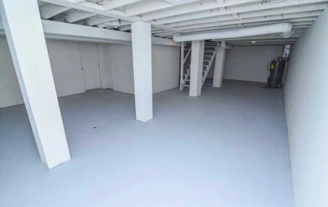 Building Photo - 5 Lake St