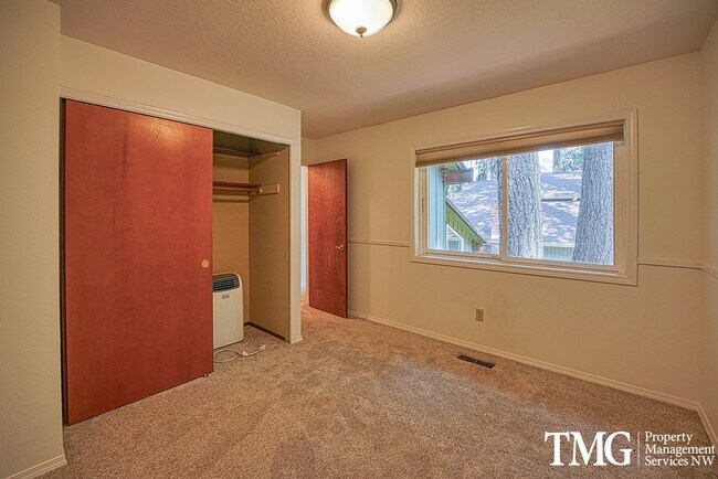 Building Photo - 3841 SE Madsen Ct