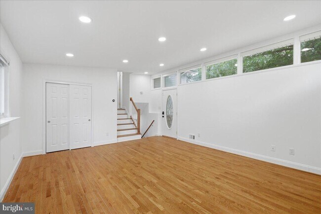 Building Photo - 709 N Pryor St